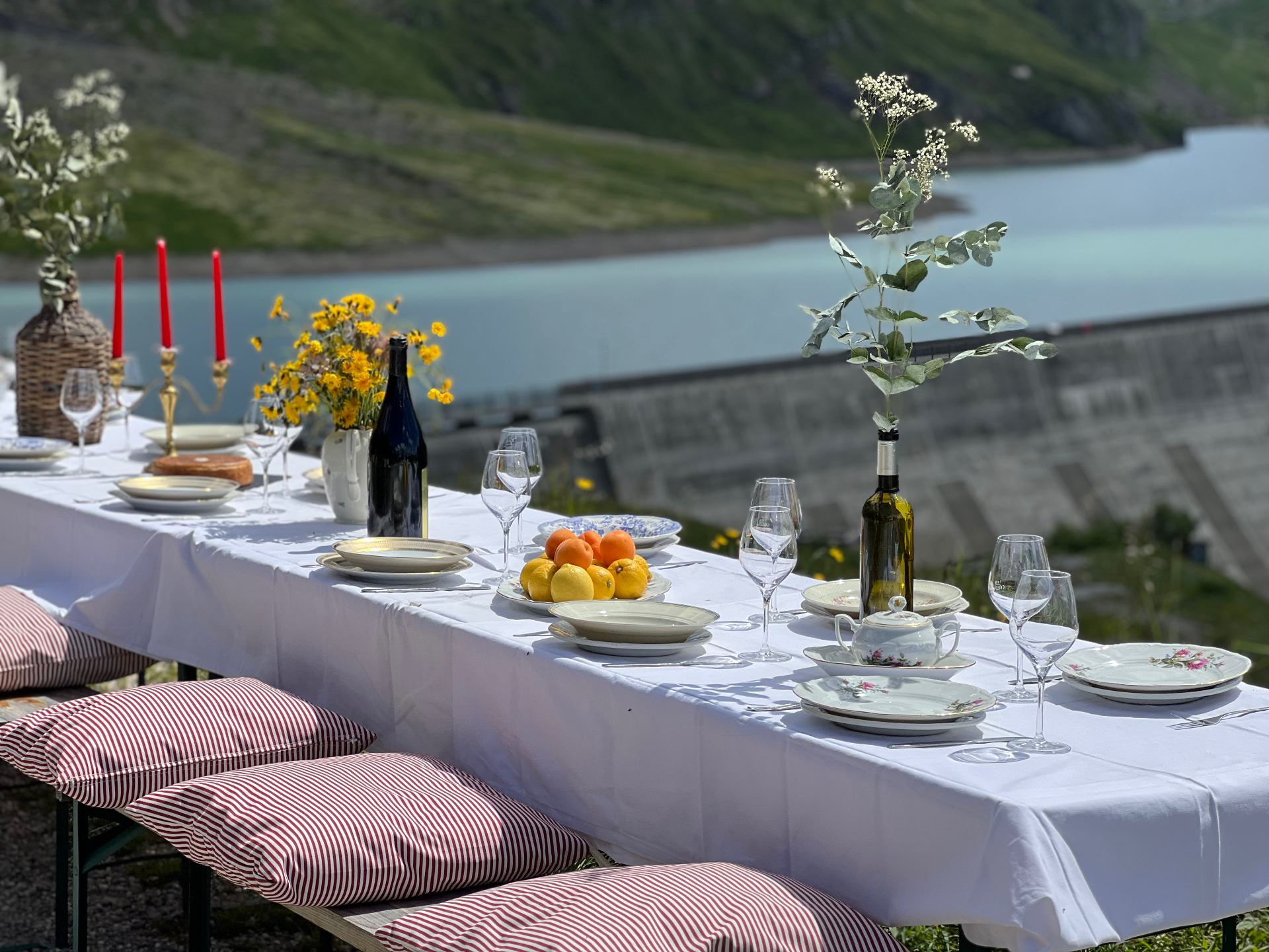 Tablée dressée face au lac du Sanetsch